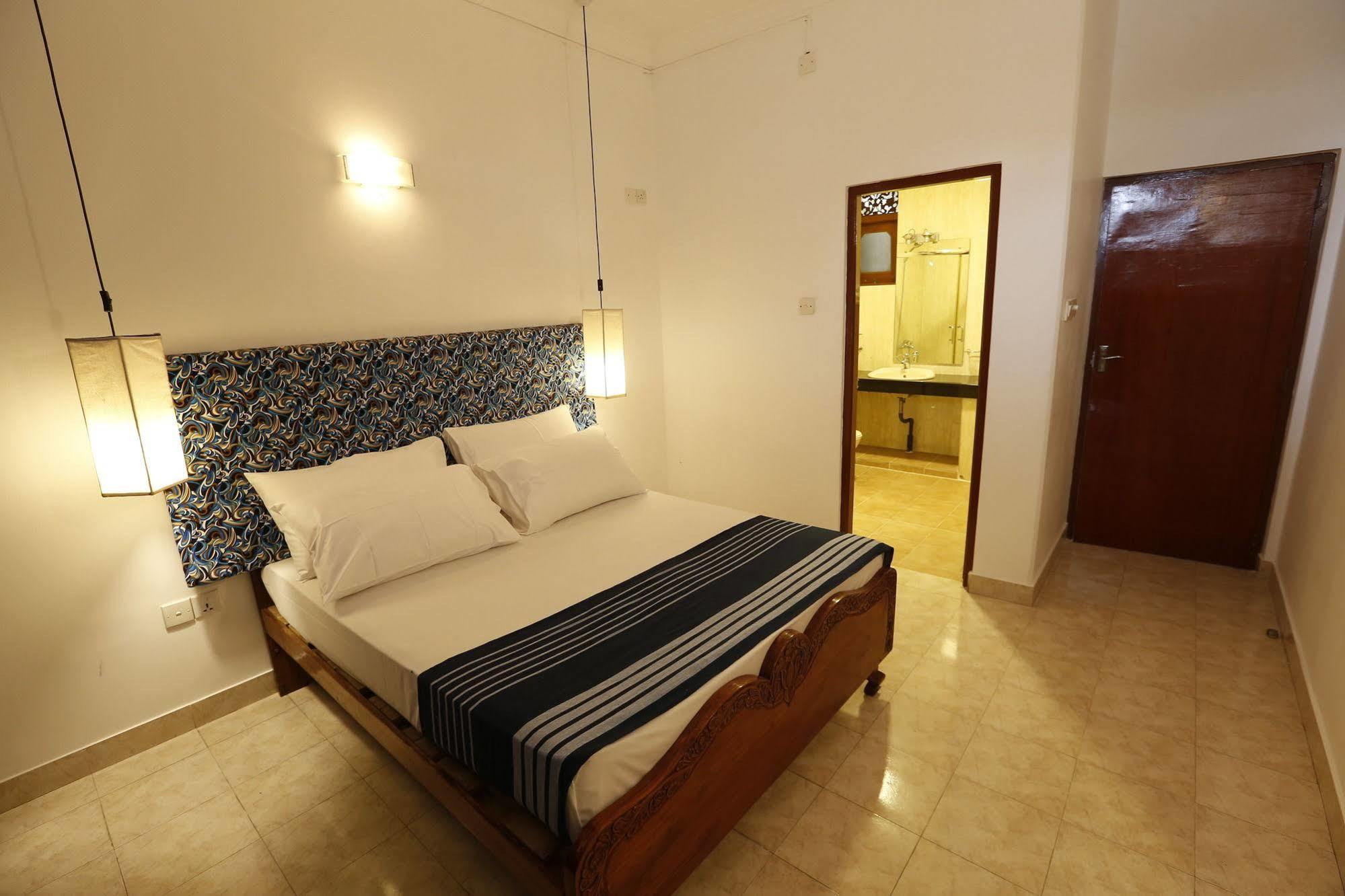 The Reef Beach Hotel Negombo Exteriör bild