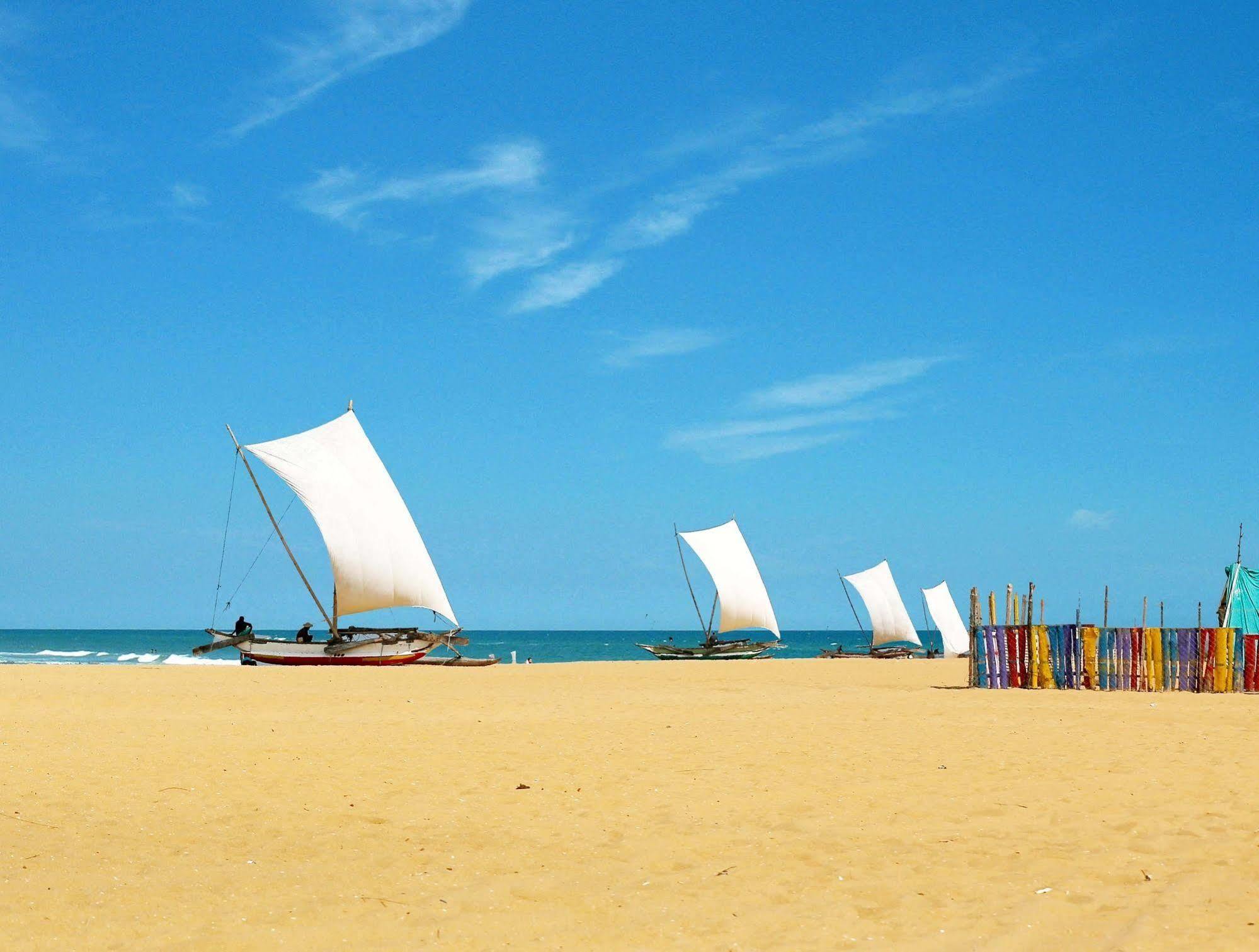 The Reef Beach Hotel Negombo Exteriör bild