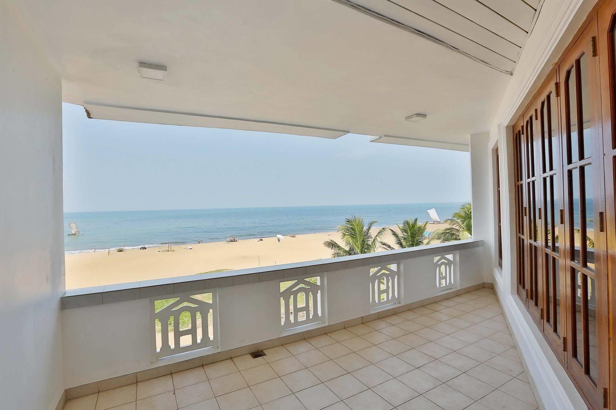 The Reef Beach Hotel Negombo Exteriör bild