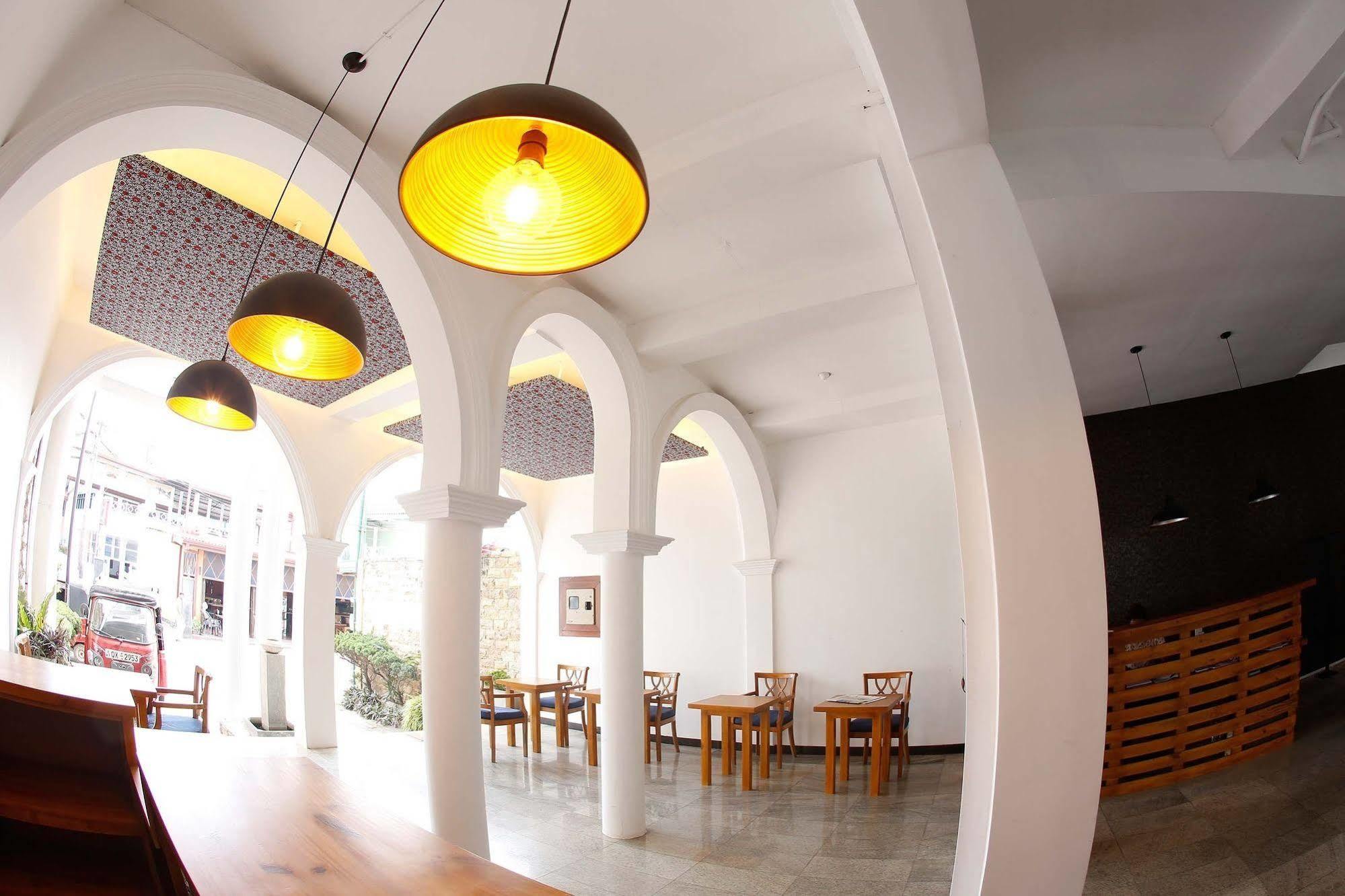 The Reef Beach Hotel Negombo Exteriör bild