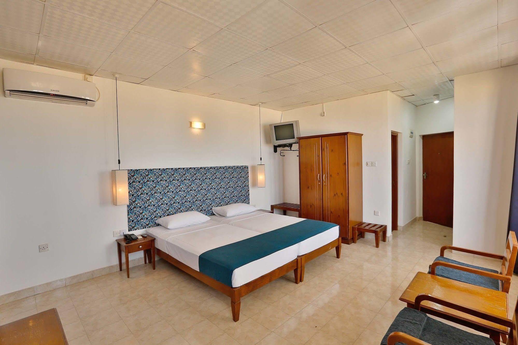 The Reef Beach Hotel Negombo Exteriör bild