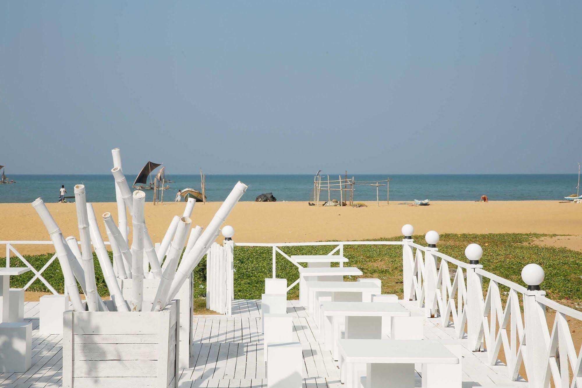 The Reef Beach Hotel Negombo Exteriör bild