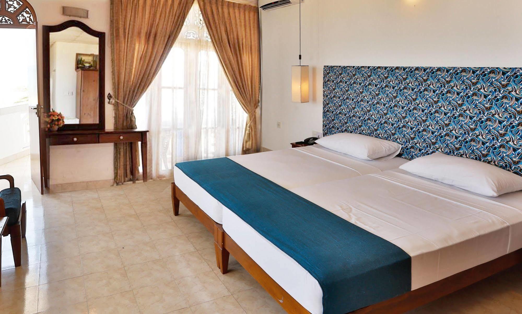 The Reef Beach Hotel Negombo Exteriör bild