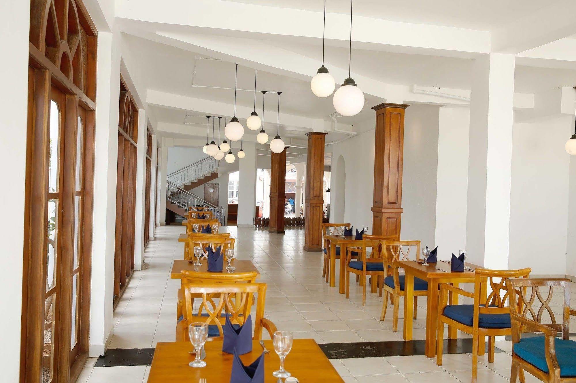 The Reef Beach Hotel Negombo Exteriör bild