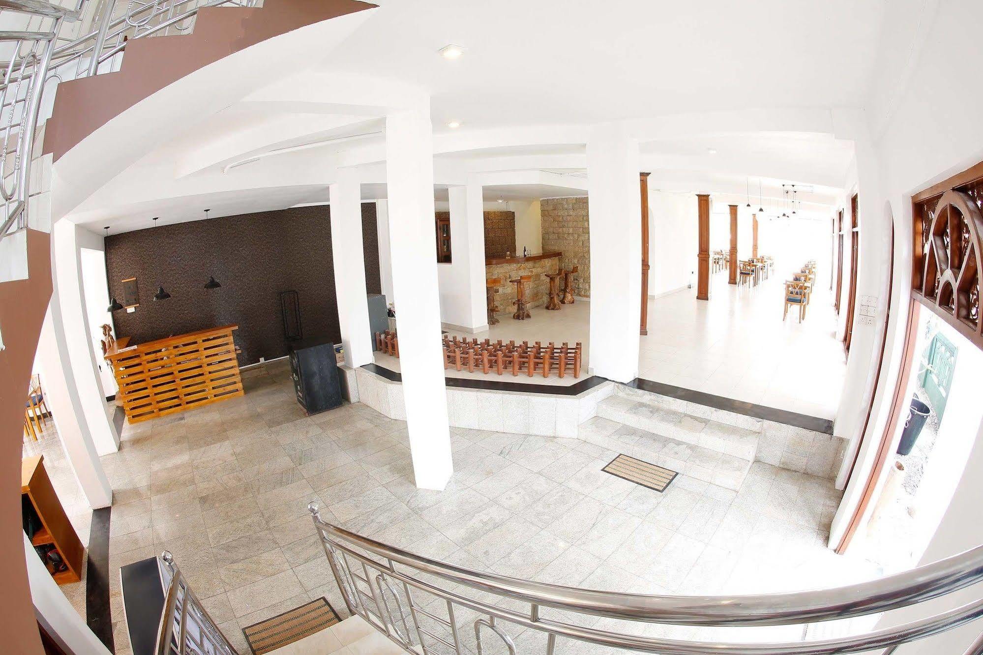 The Reef Beach Hotel Negombo Exteriör bild